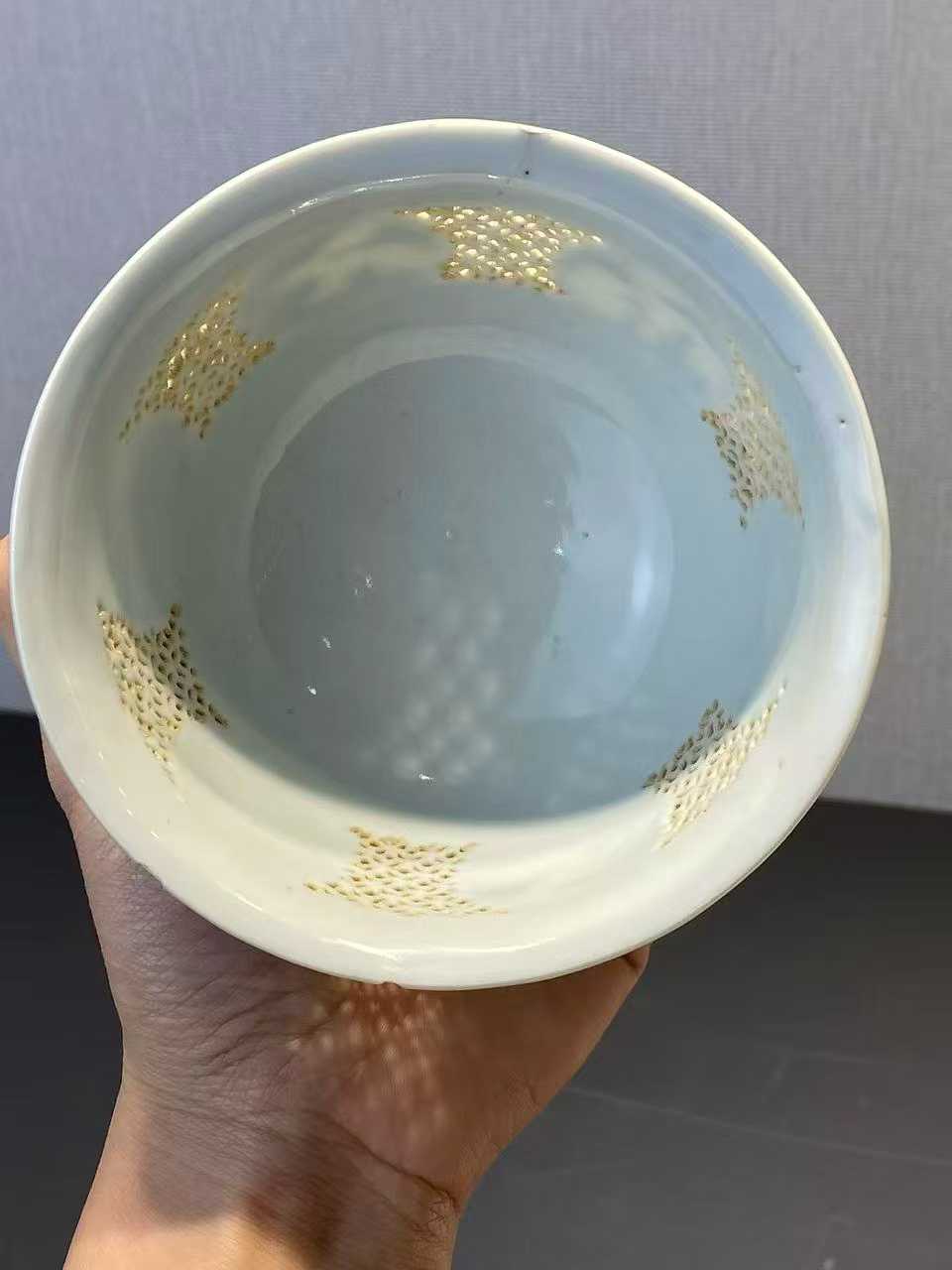 青花镂空人物山水图碗