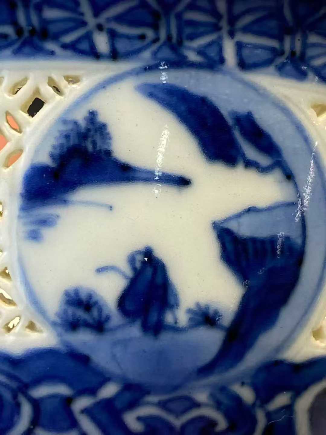 青花镂空人物山水图碗