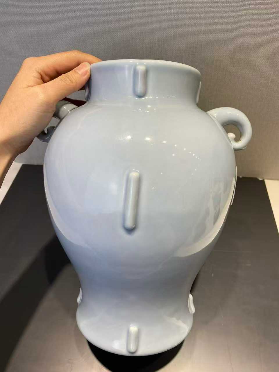 天蓝釉出戟双耳瓶 款：大清雍正年制