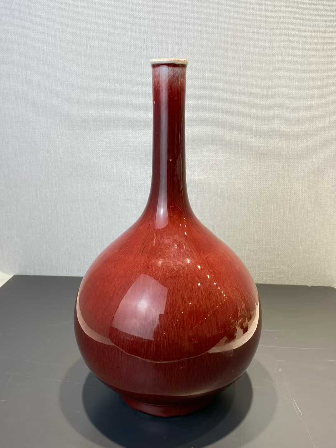 郎窑红长颈瓶