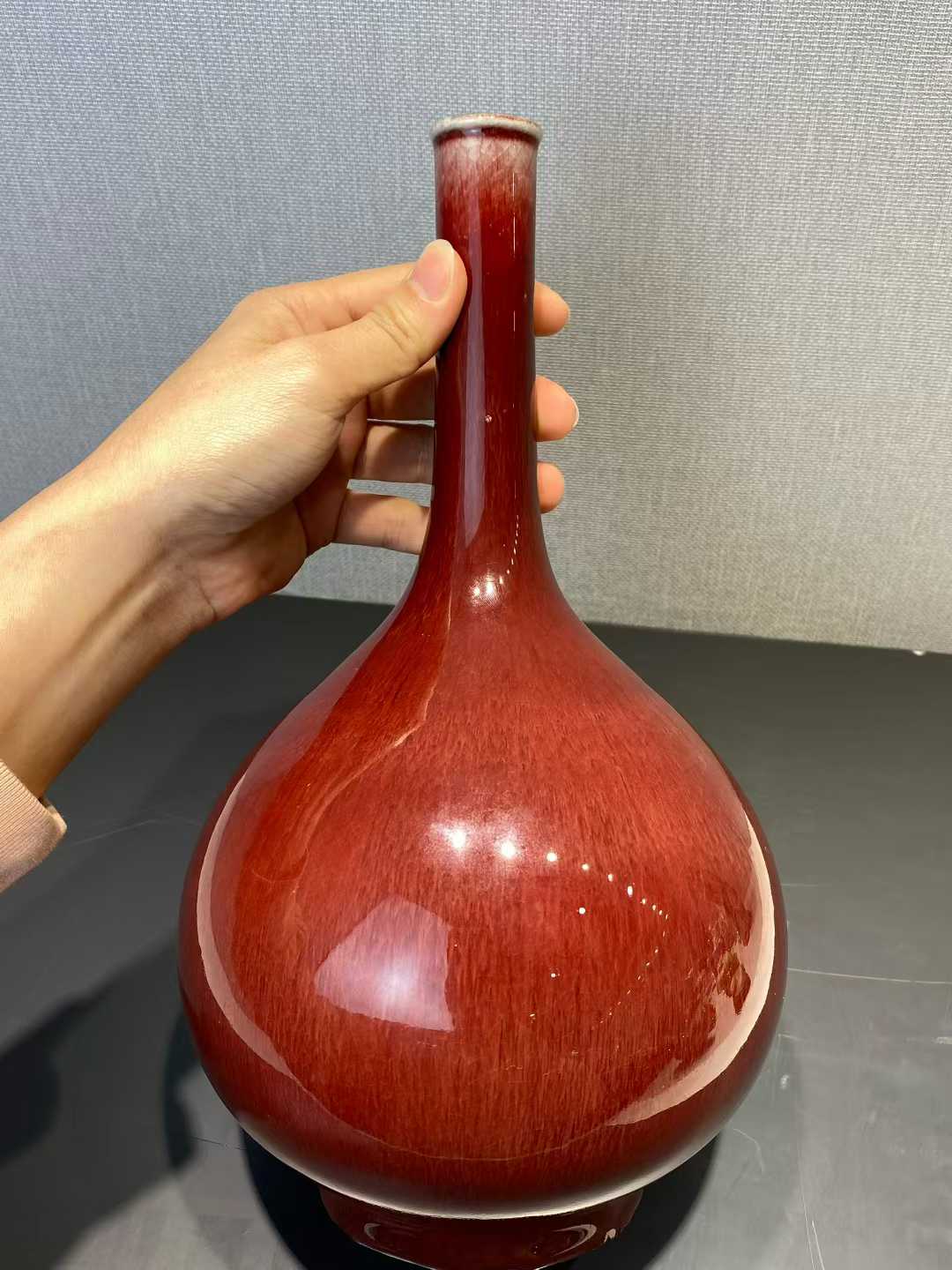郎窑红长颈瓶