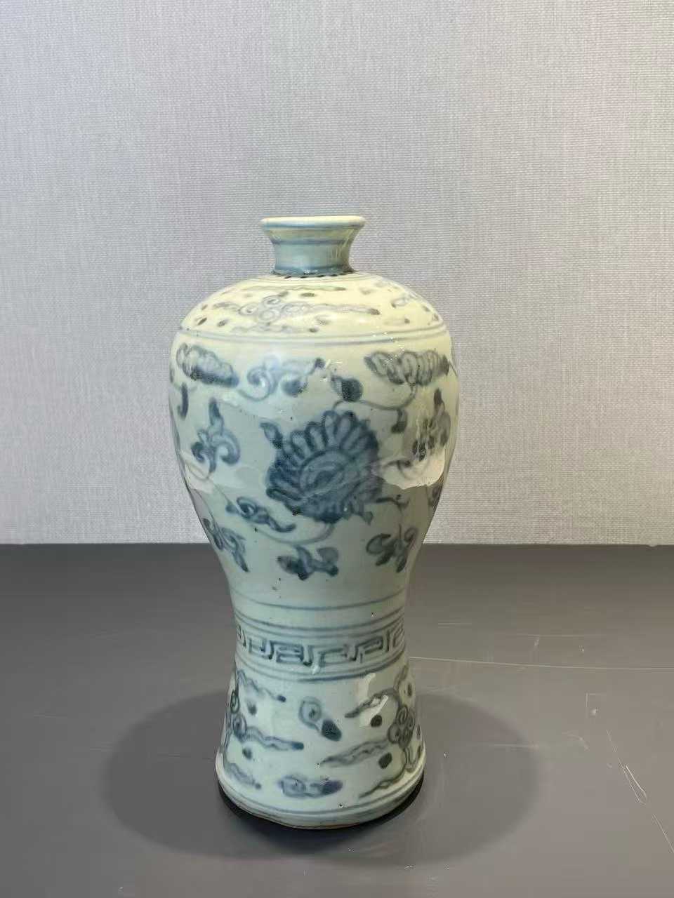 青花缠枝莲纹梅瓶