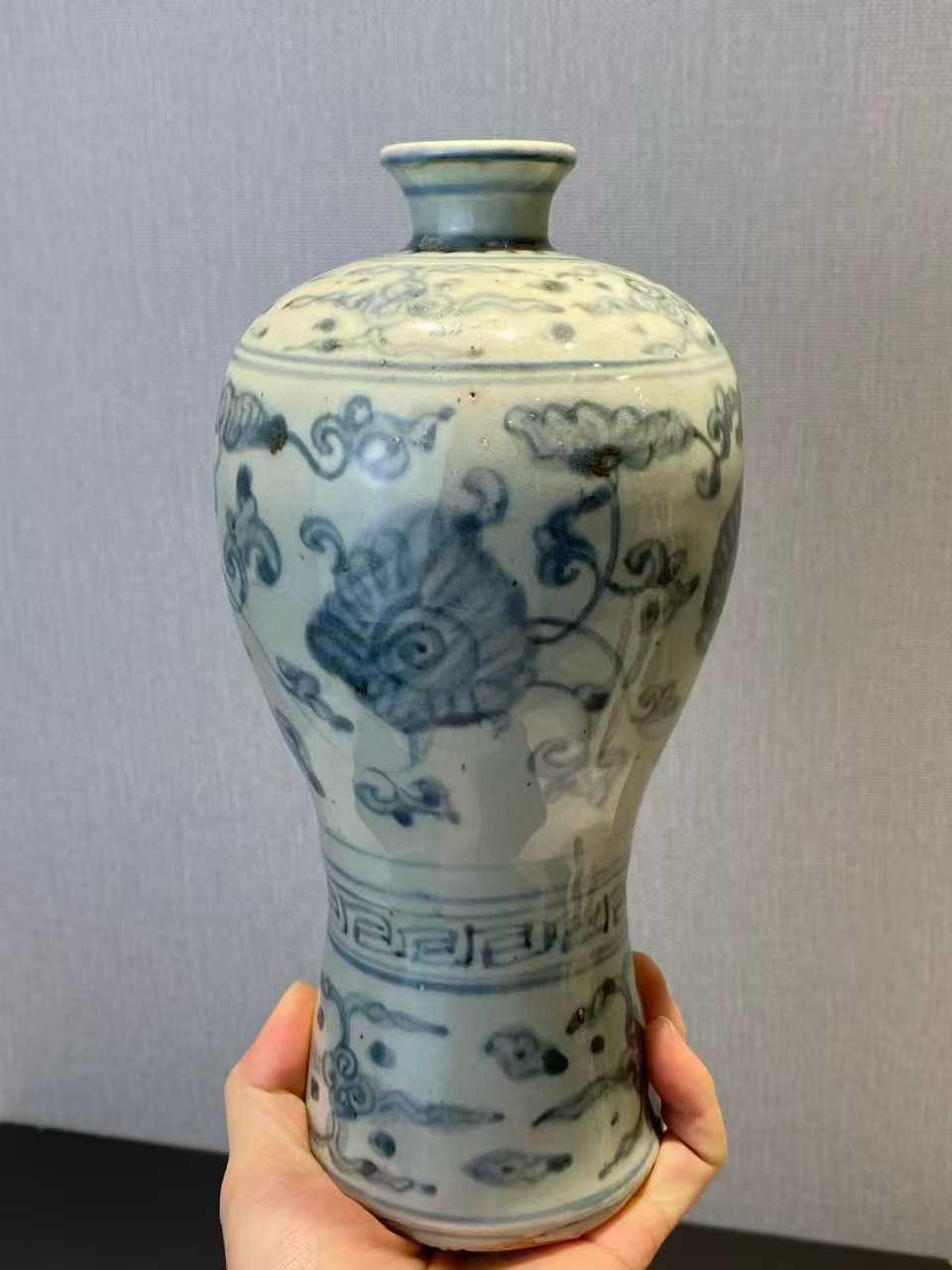 青花缠枝莲纹梅瓶
