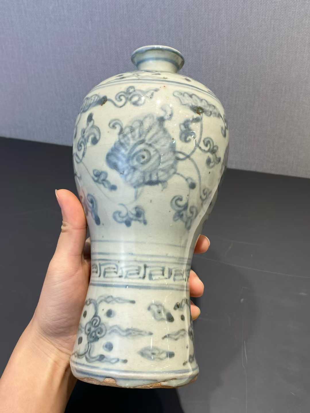 青花缠枝莲纹梅瓶