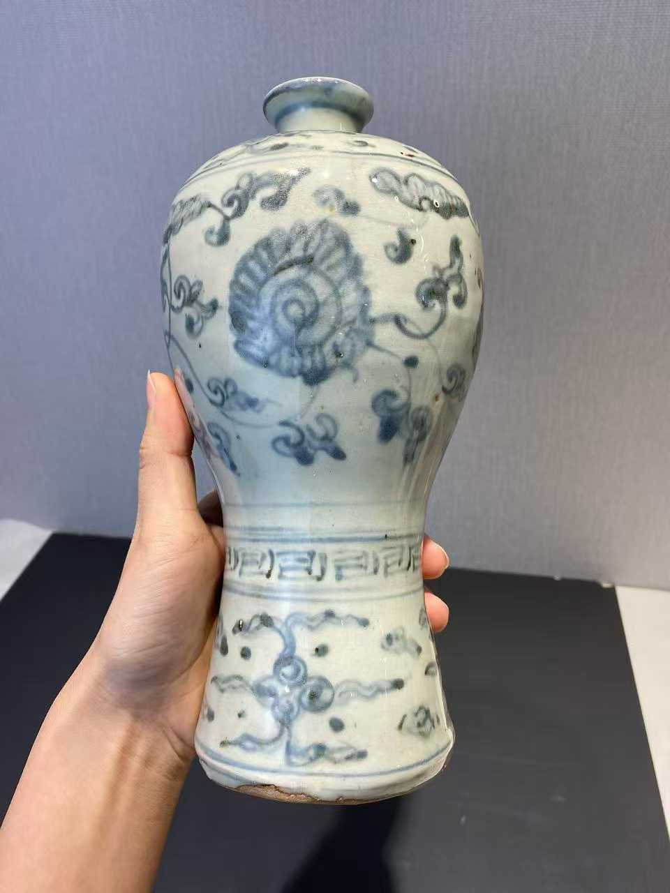 青花缠枝莲纹梅瓶