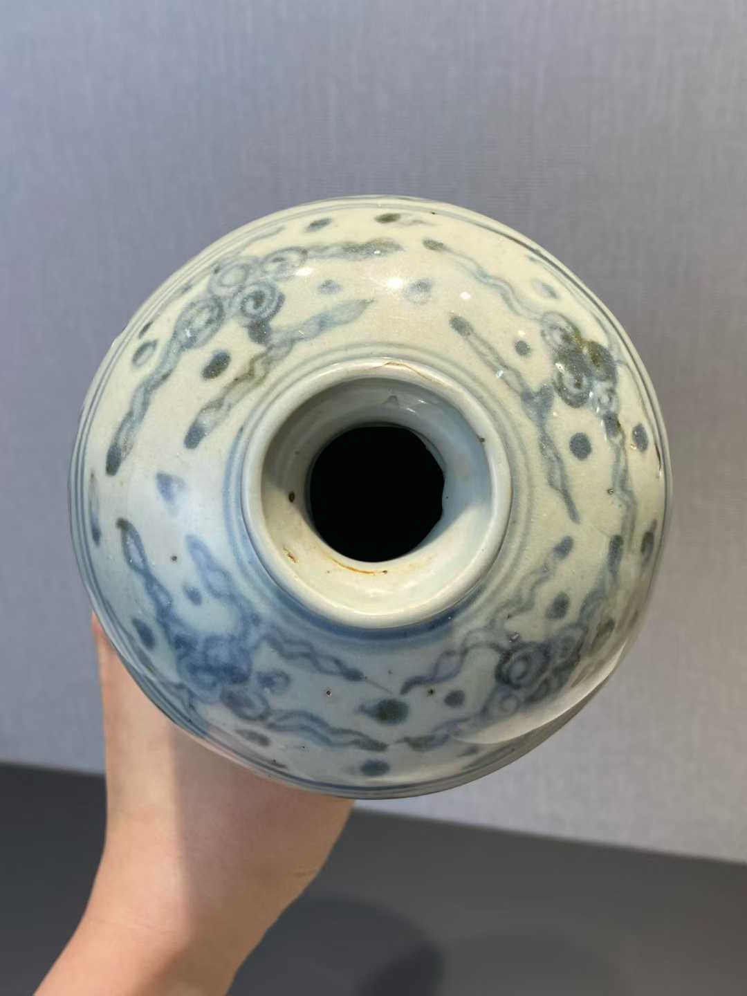 青花缠枝莲纹梅瓶