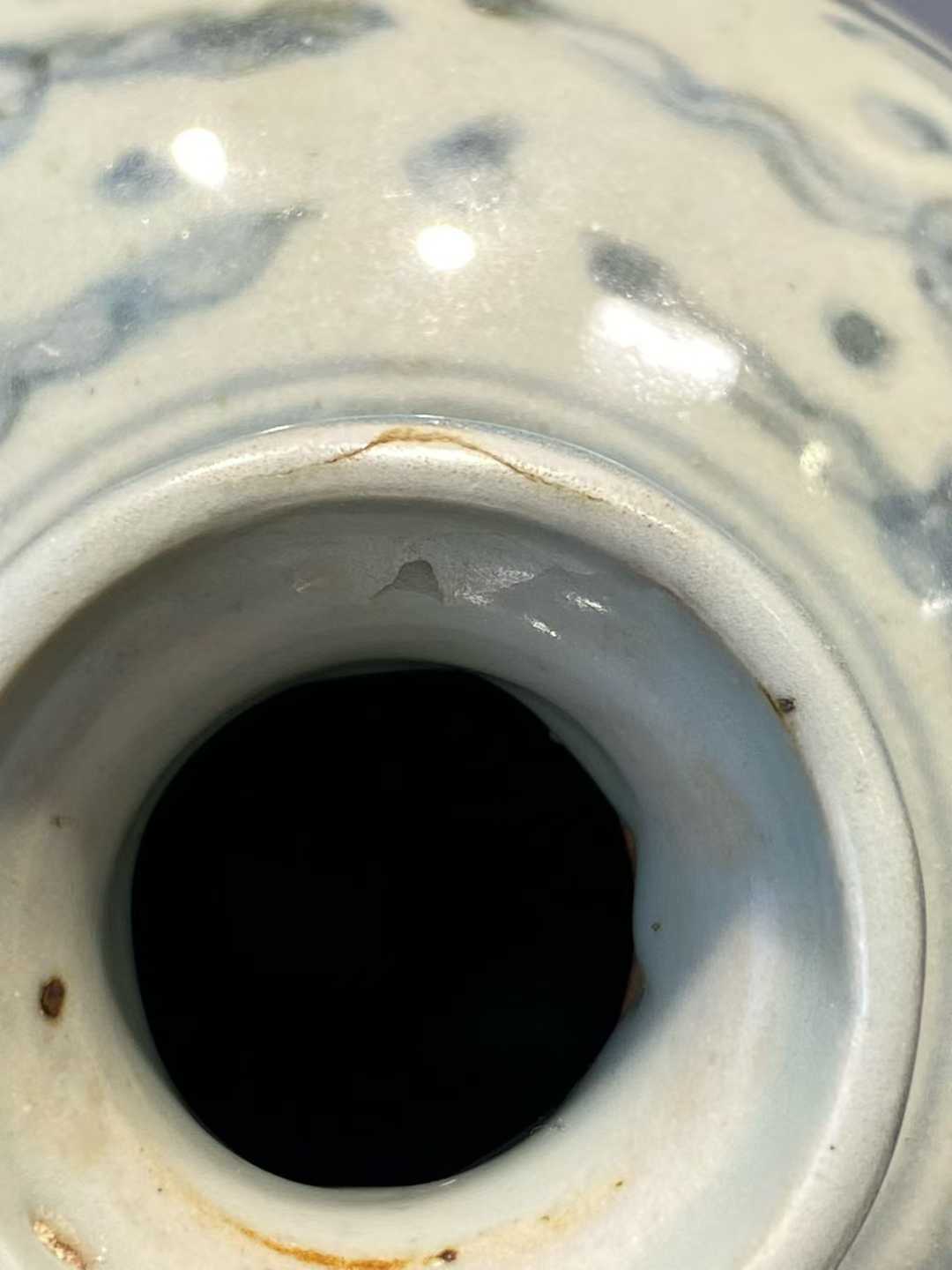 青花缠枝莲纹梅瓶
