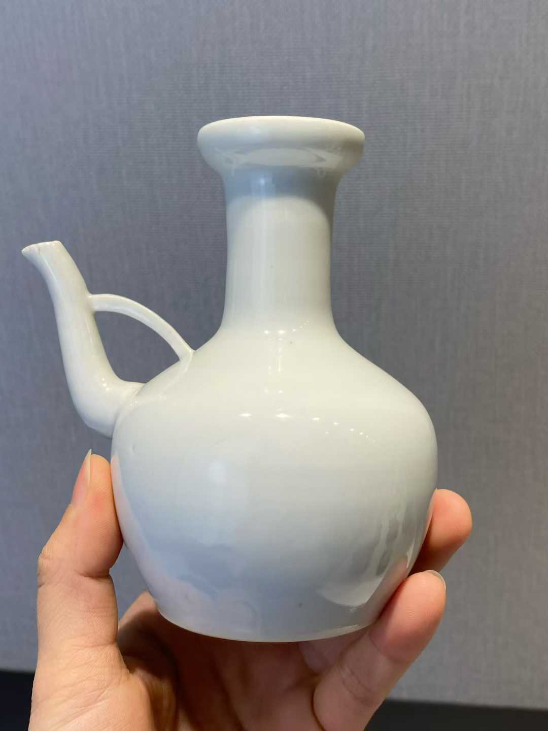 仿甜白釉酒壶一对  款：大清光绪年制，瓷南州，足助君清赏，江西景德镇