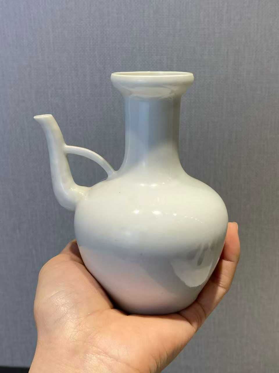 仿甜白釉酒壶一对  款：大清光绪年制，瓷南州，足助君清赏，江西景德镇