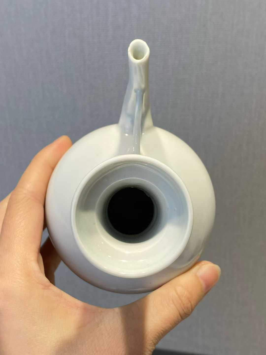 仿甜白釉酒壶一对  款：大清光绪年制，瓷南州，足助君清赏，江西景德镇