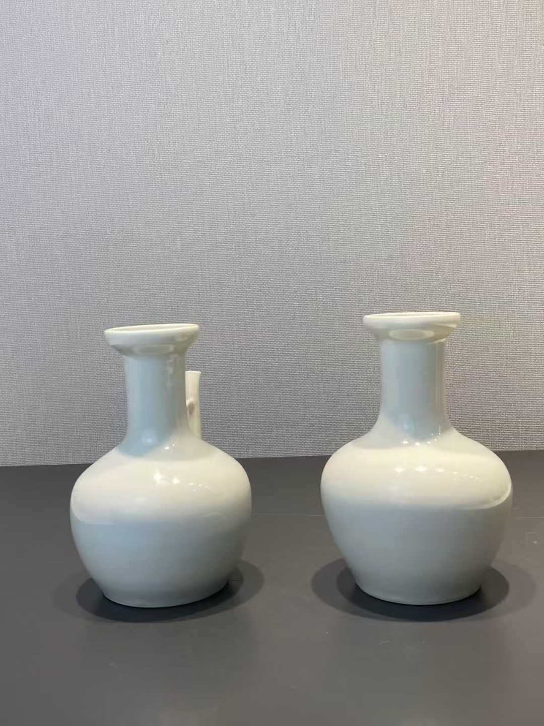 仿甜白釉酒壶一对  款：大清光绪年制，瓷南州，足助君清赏，江西景德镇