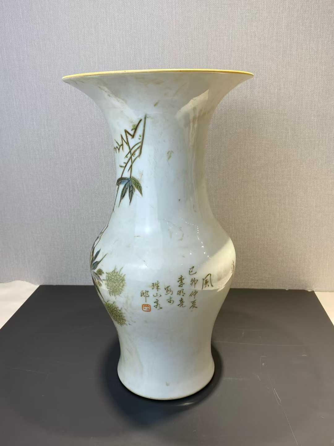 浅绛彩花果螳螂花觚 款：李明亮