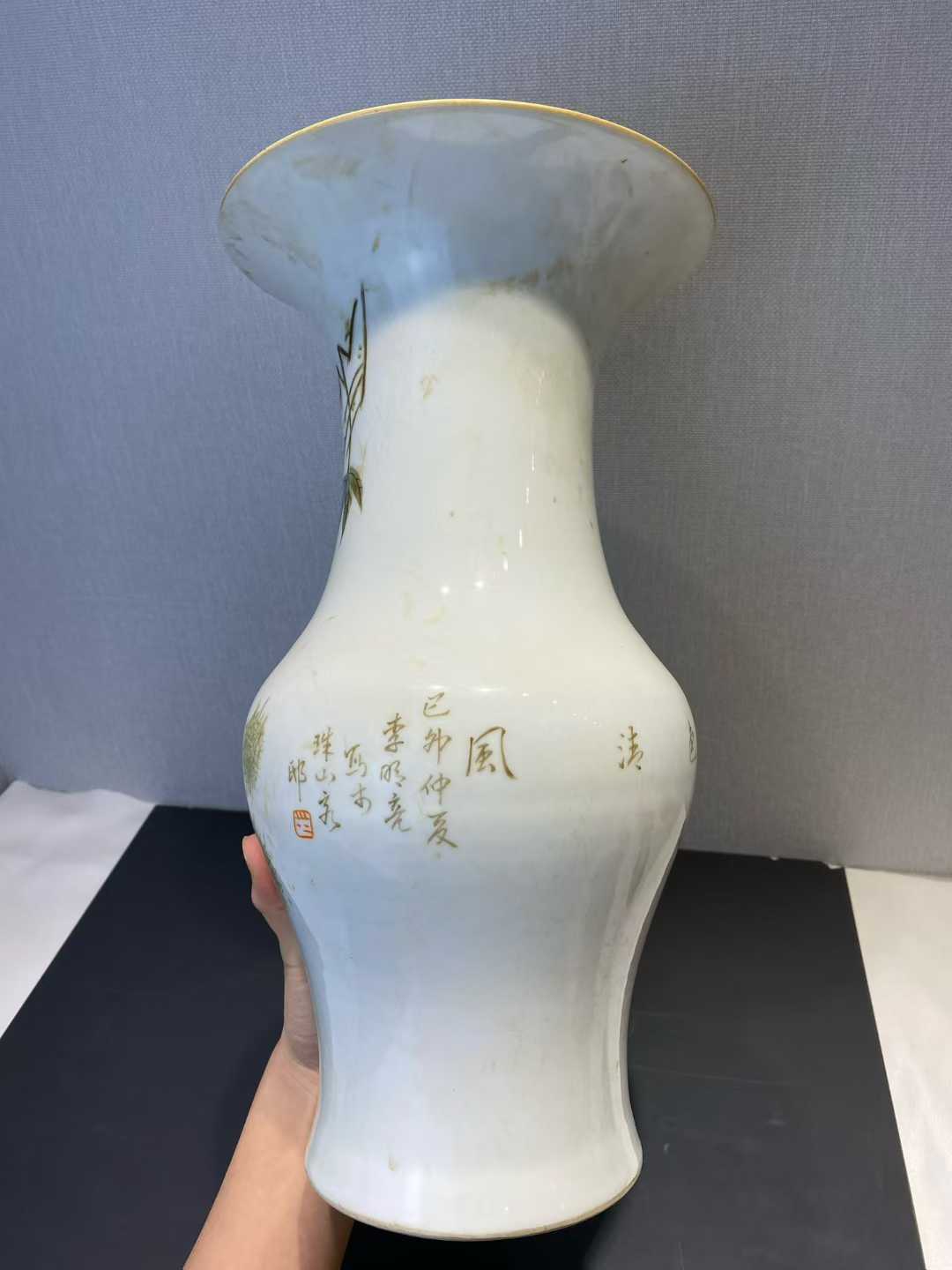 浅绛彩花果螳螂花觚 款：李明亮