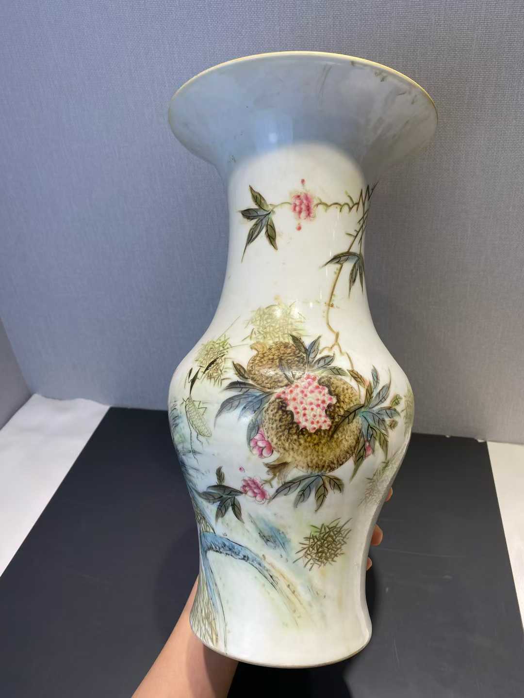浅绛彩花果螳螂花觚 款：李明亮