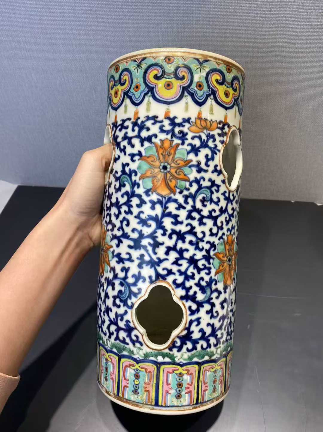 斗彩缠枝莲纹帽筒一对 款：宣德年制