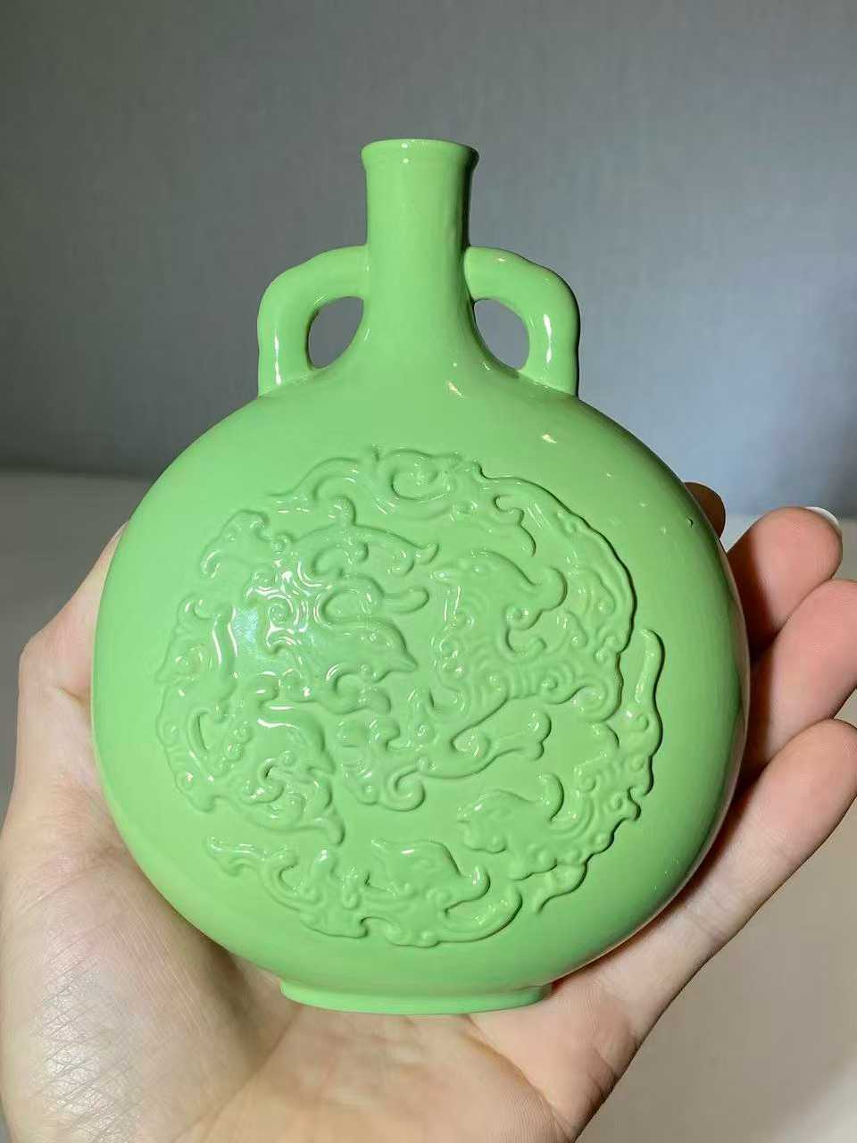 秋葵绿釉暗刻龙凤纹抱月瓶 款：大清乾隆年制