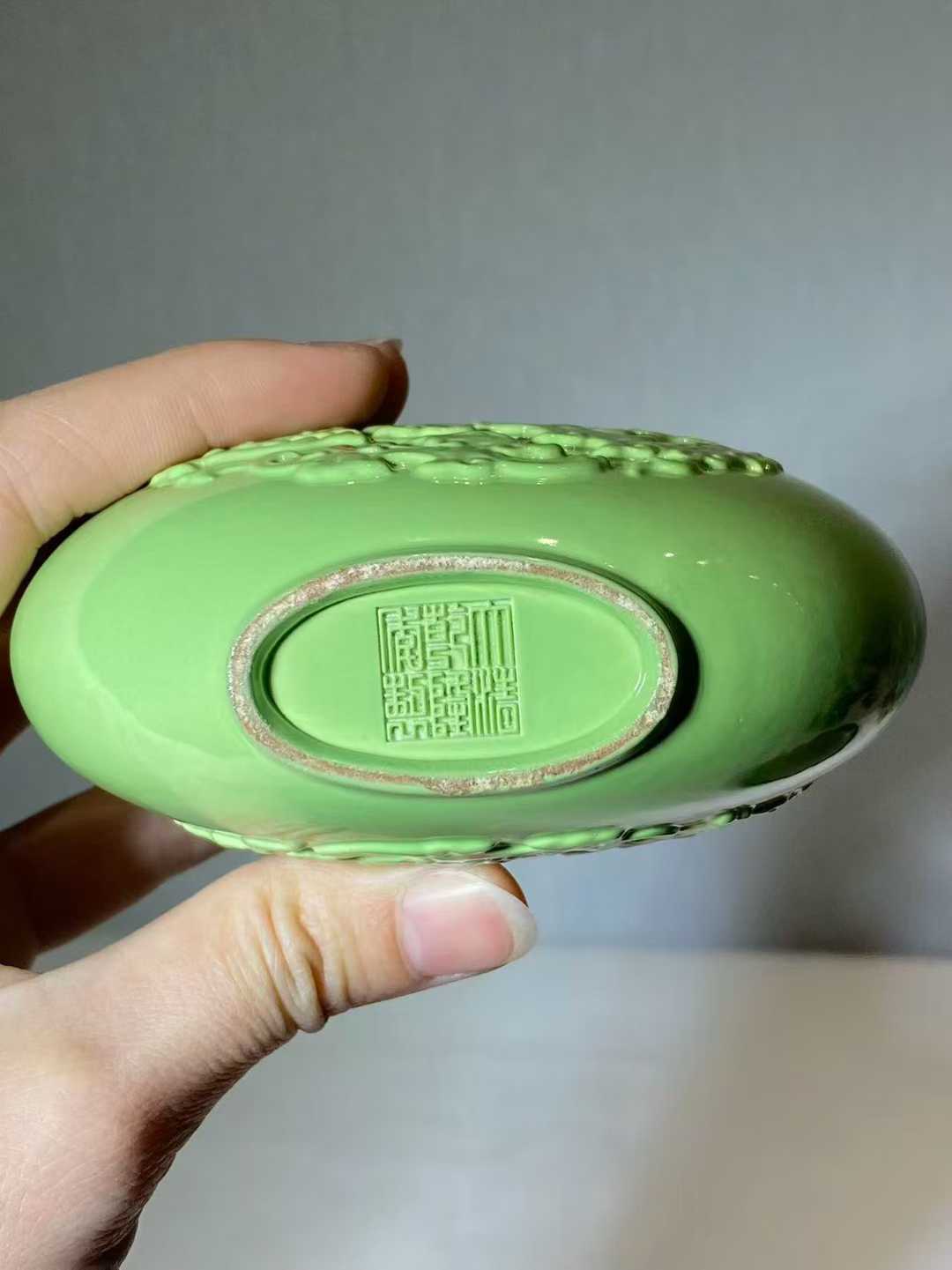 秋葵绿釉暗刻龙凤纹抱月瓶 款：大清乾隆年制