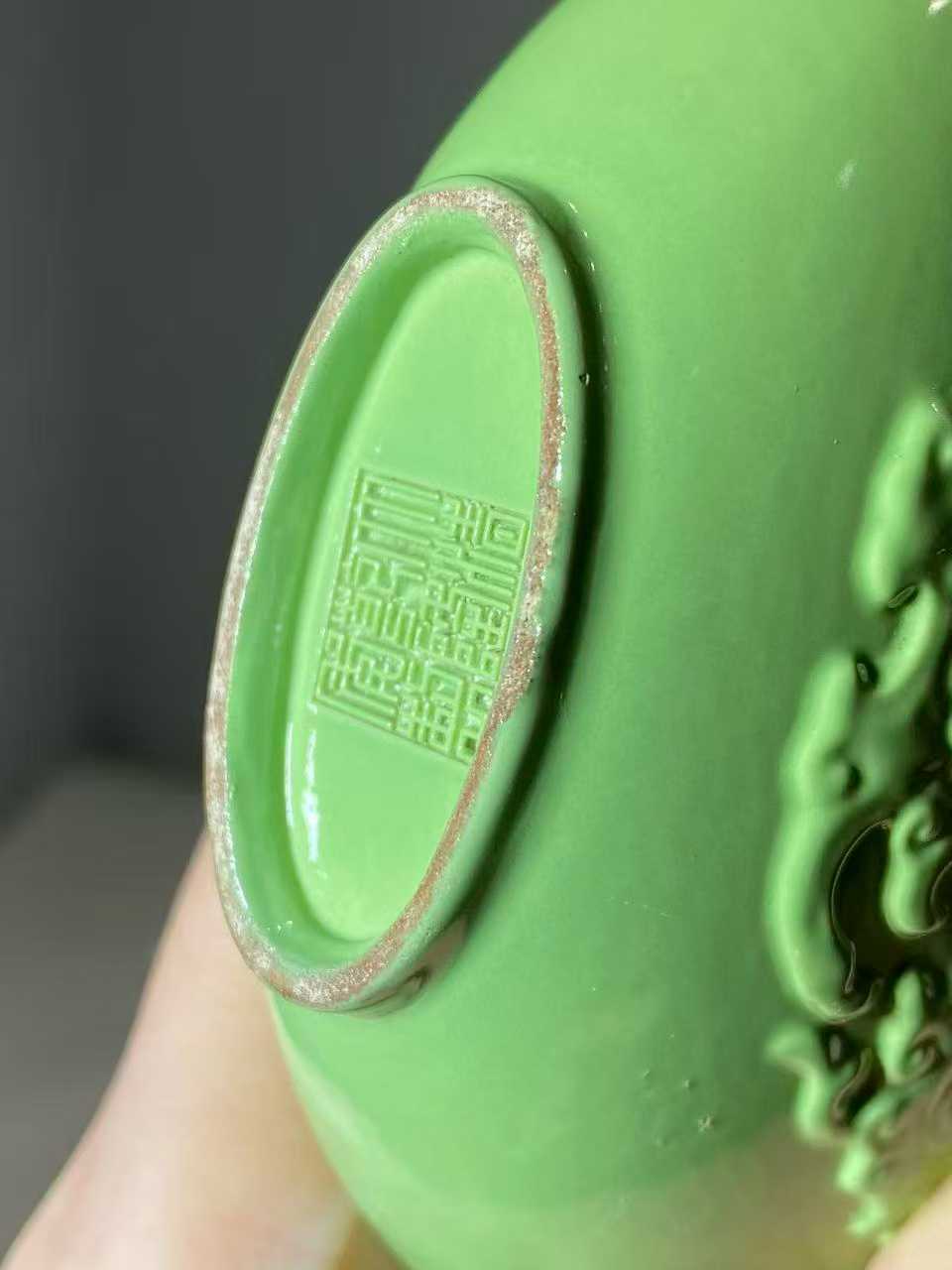 秋葵绿釉暗刻龙凤纹抱月瓶 款：大清乾隆年制