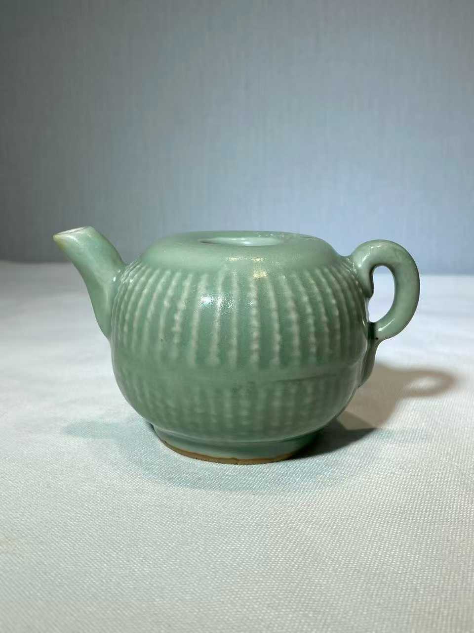 龙泉窑青釉瓜棱茶壶