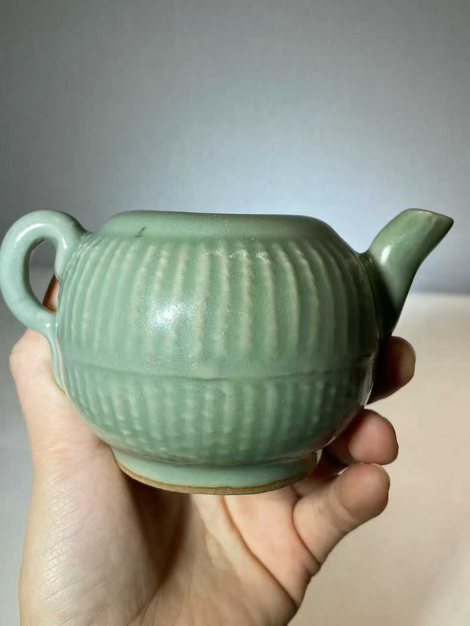 龙泉窑青釉瓜棱茶壶