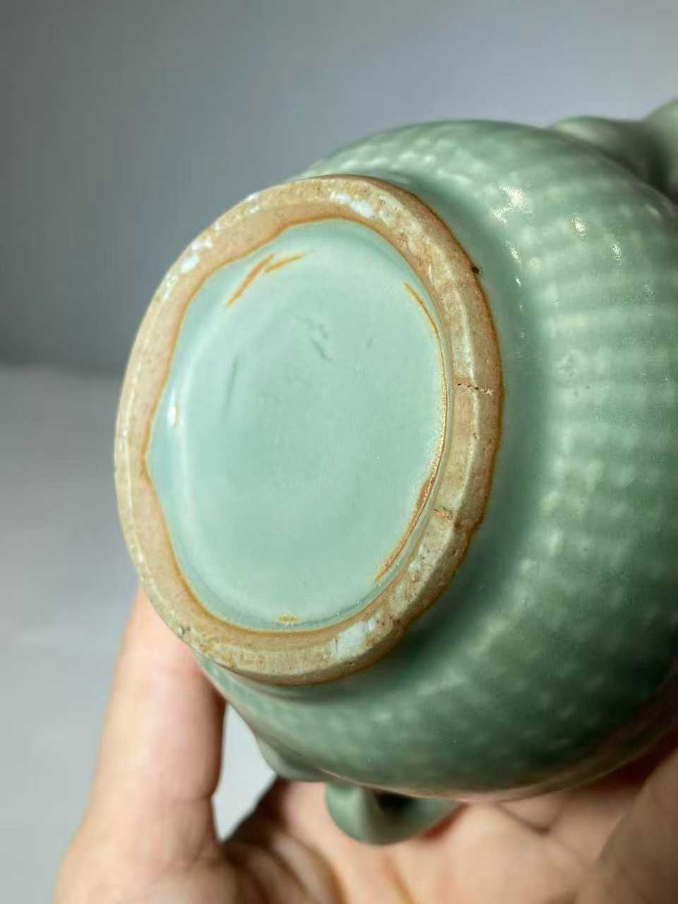 龙泉窑青釉瓜棱茶壶