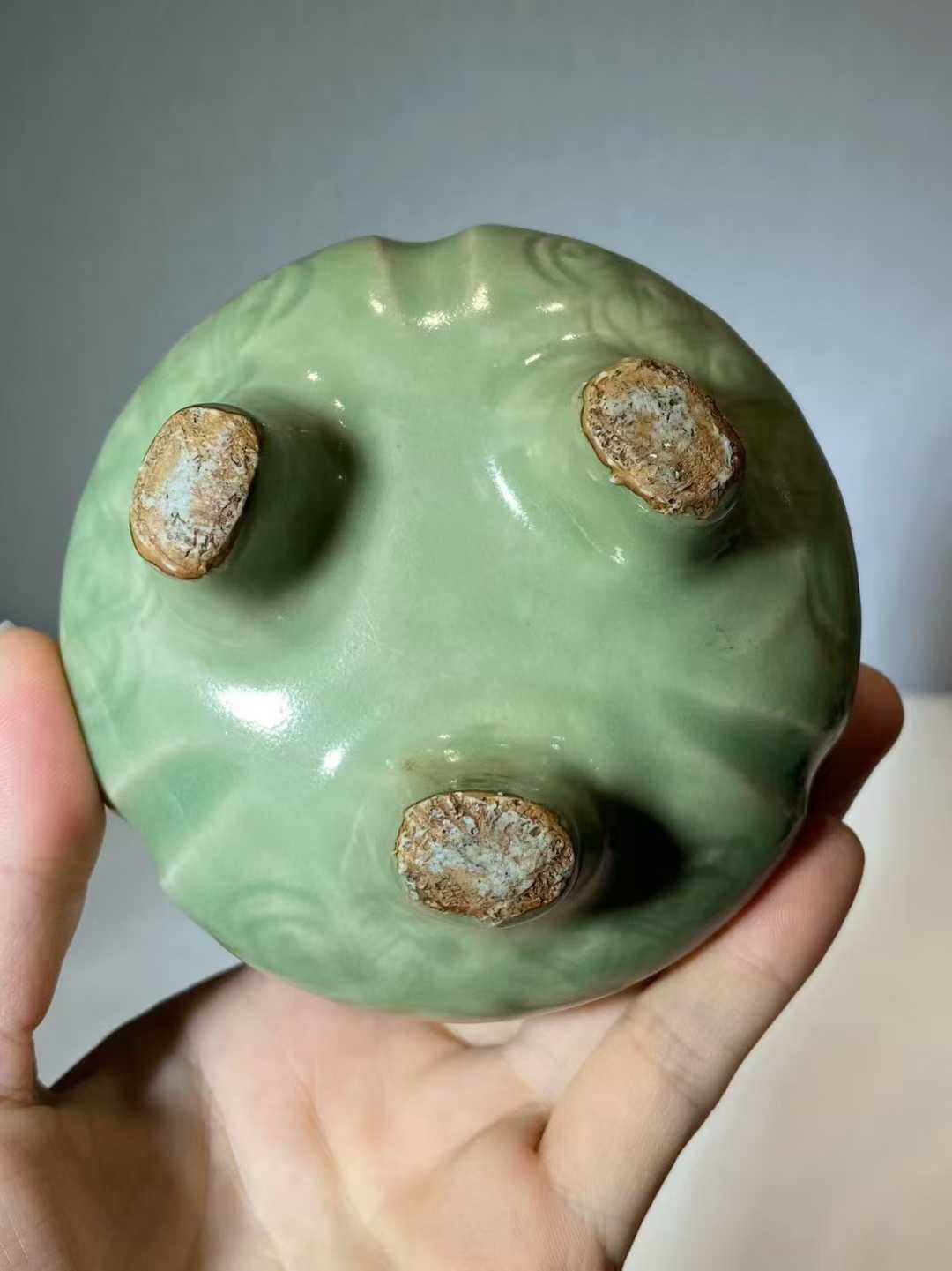 龙泉窑三足炉