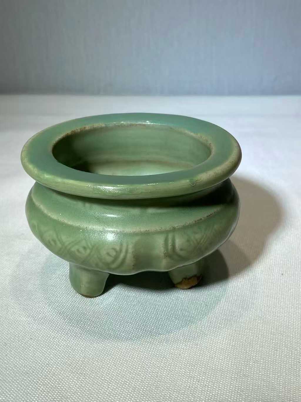 龙泉窑三足炉