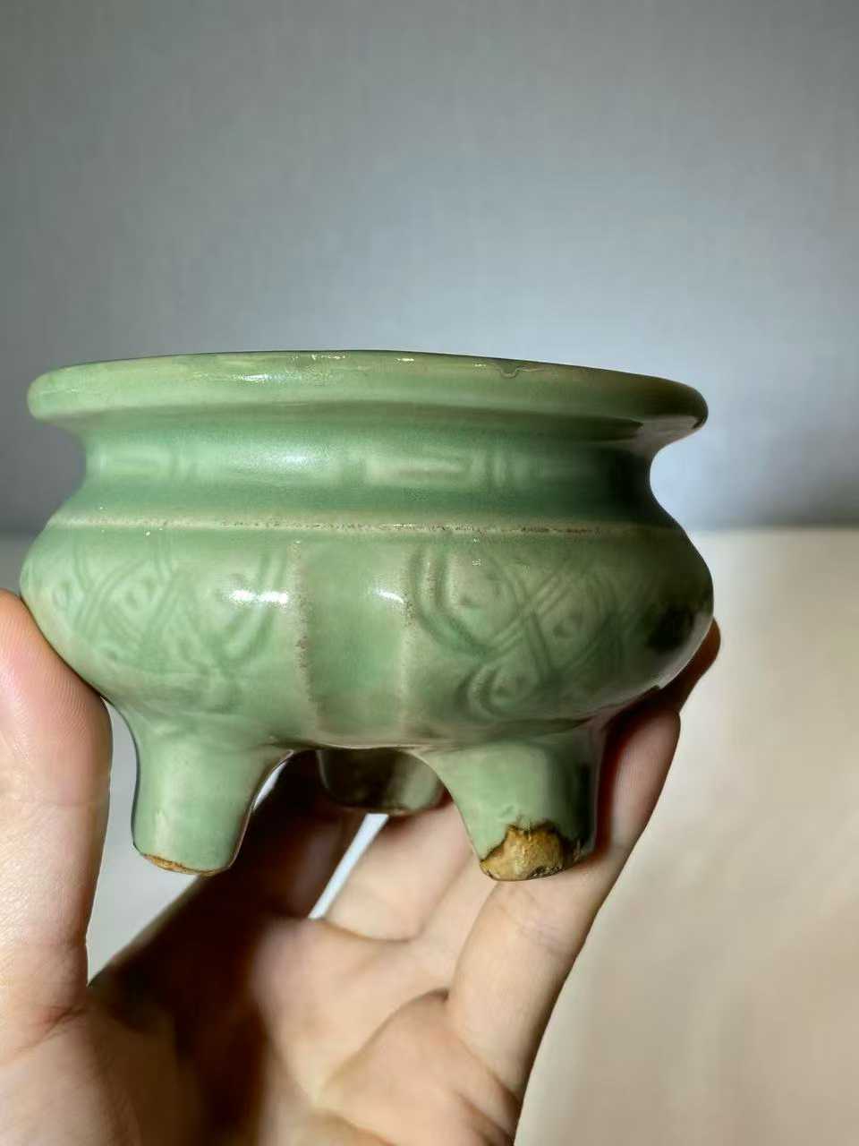 龙泉窑三足炉