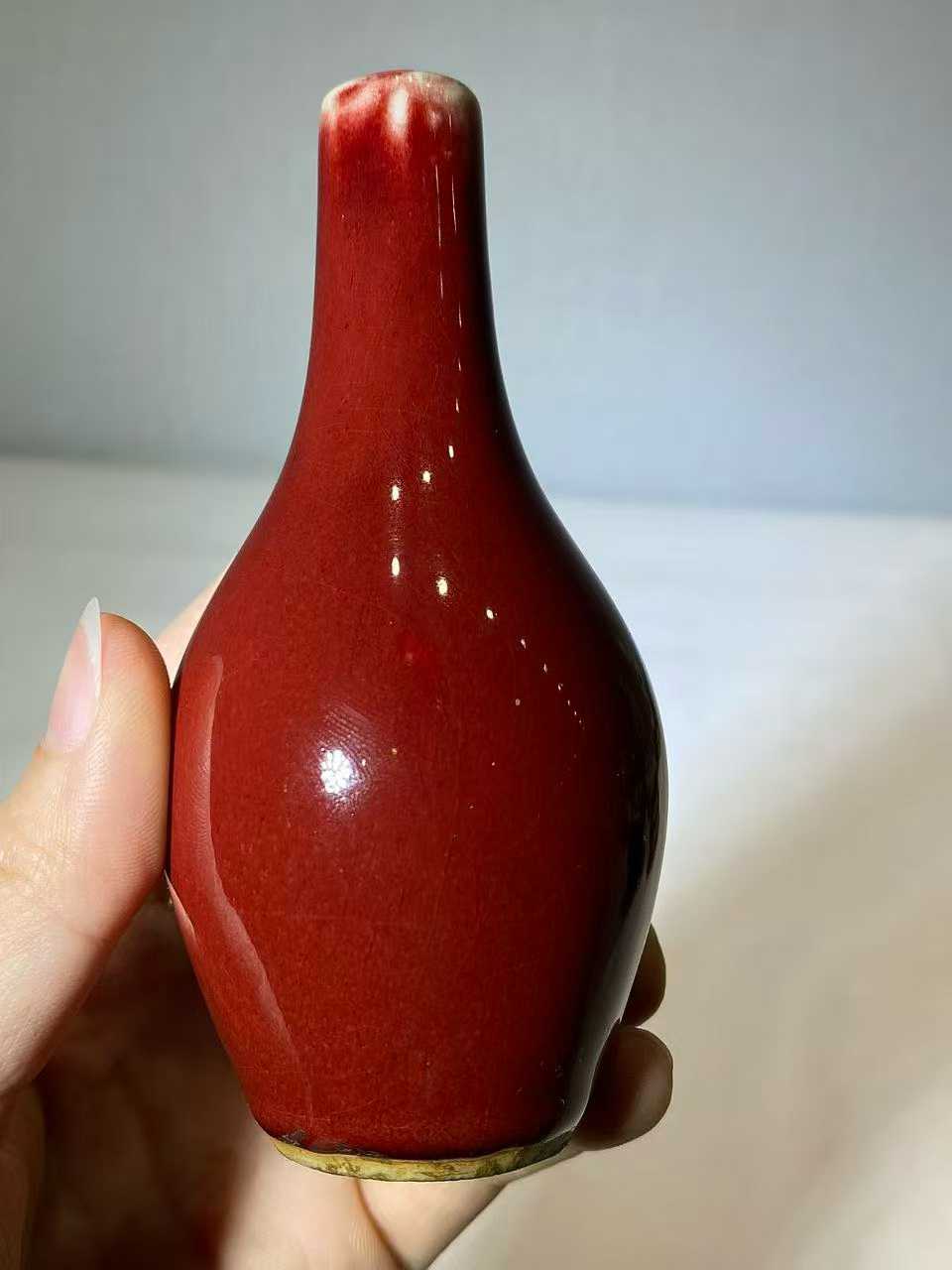 红釉小胆瓶