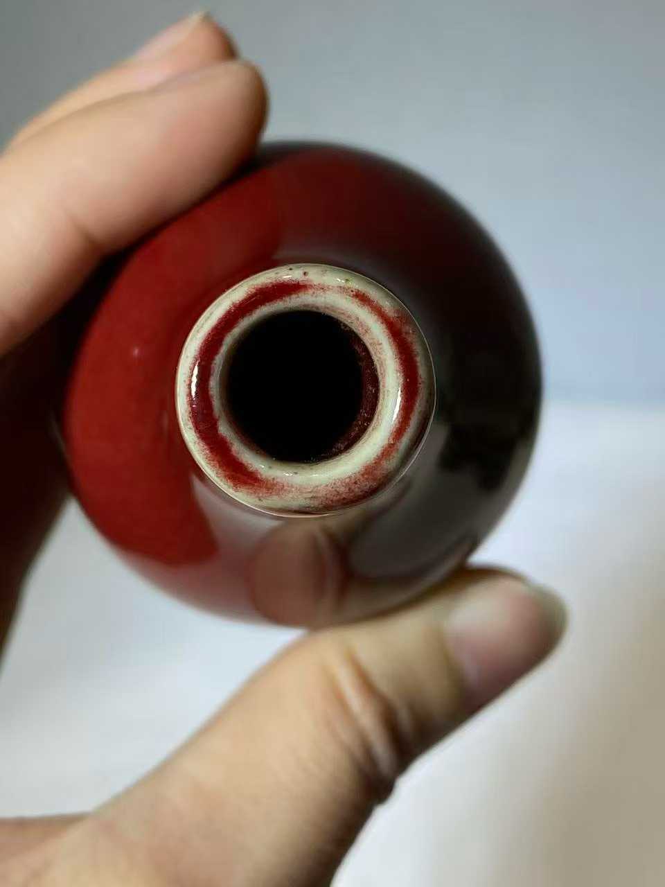 红釉小胆瓶