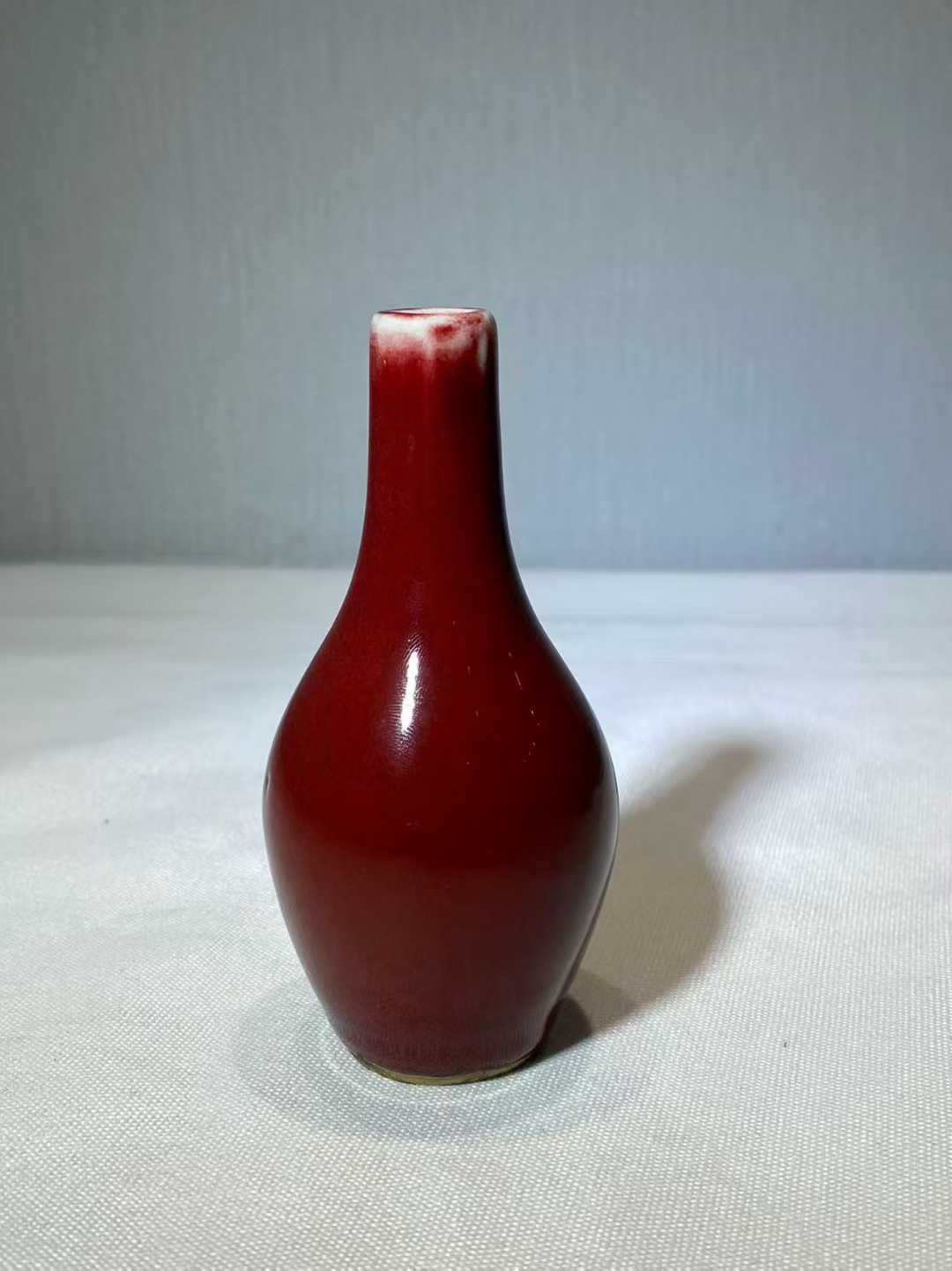 红釉小胆瓶