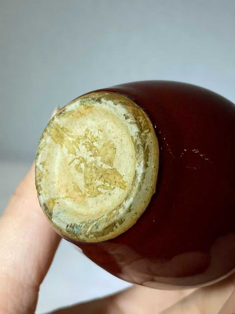 红釉小胆瓶