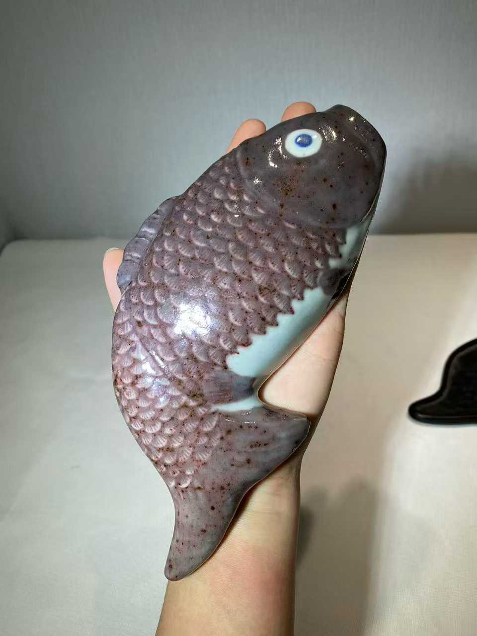 青花釉里红鲤鱼形壁瓶 （配老酸枝底座）