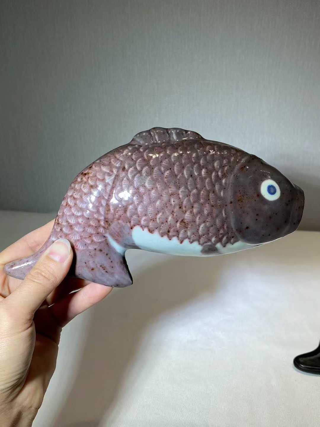 青花釉里红鲤鱼形壁瓶 （配老酸枝底座）