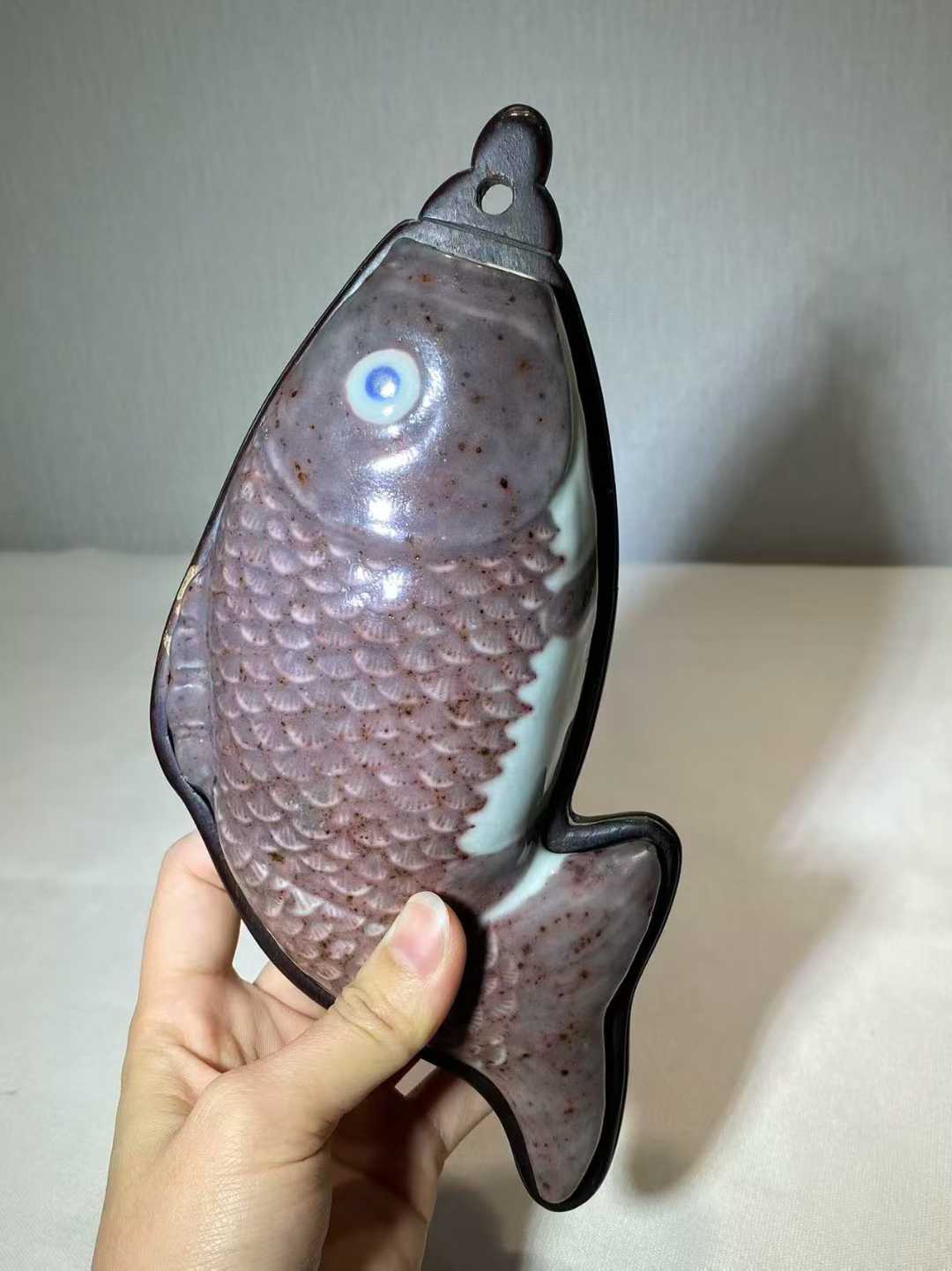 青花釉里红鲤鱼形壁瓶 （配老酸枝底座）