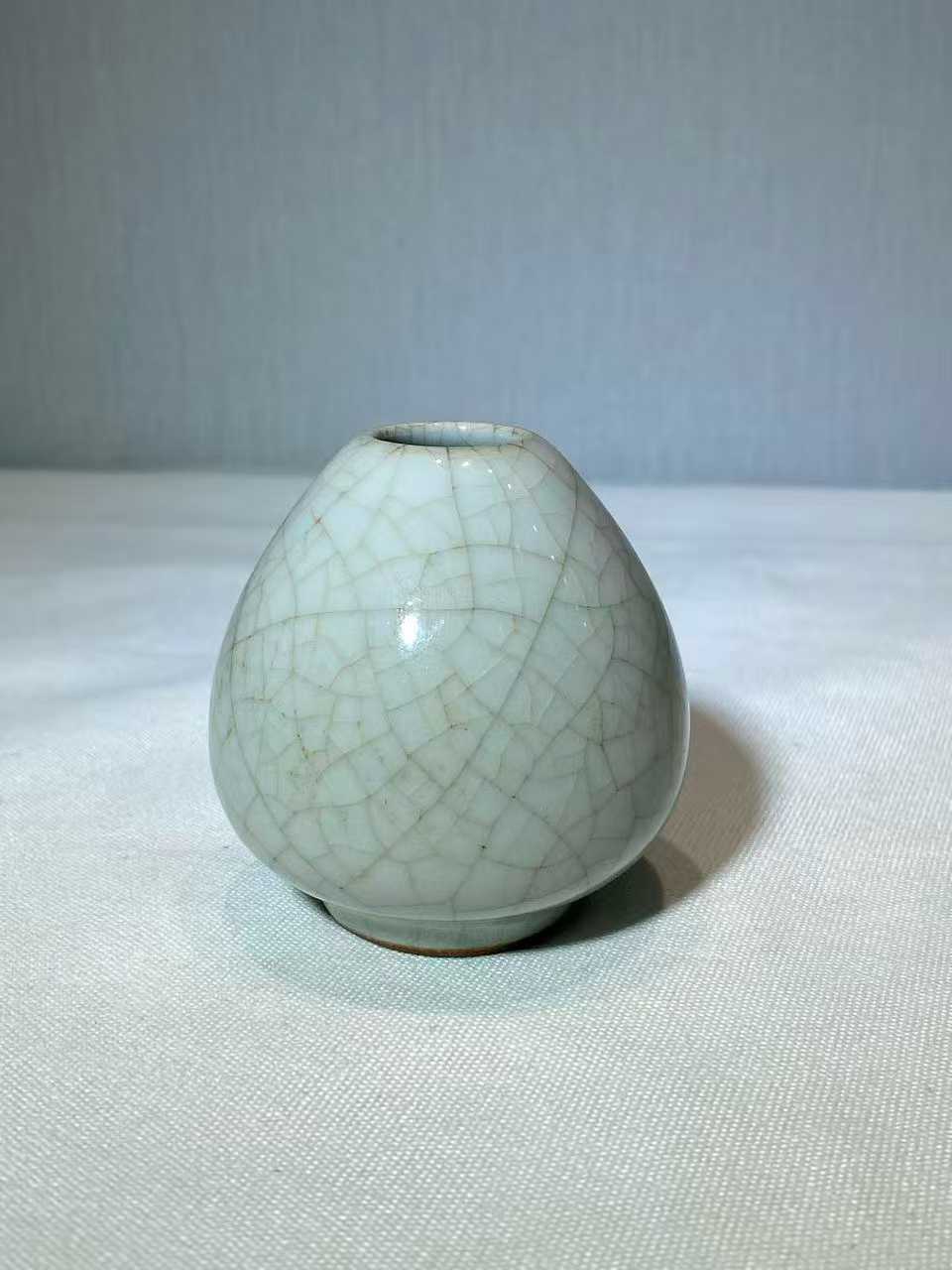哥釉鸡心形水盂款：大清雍正年制