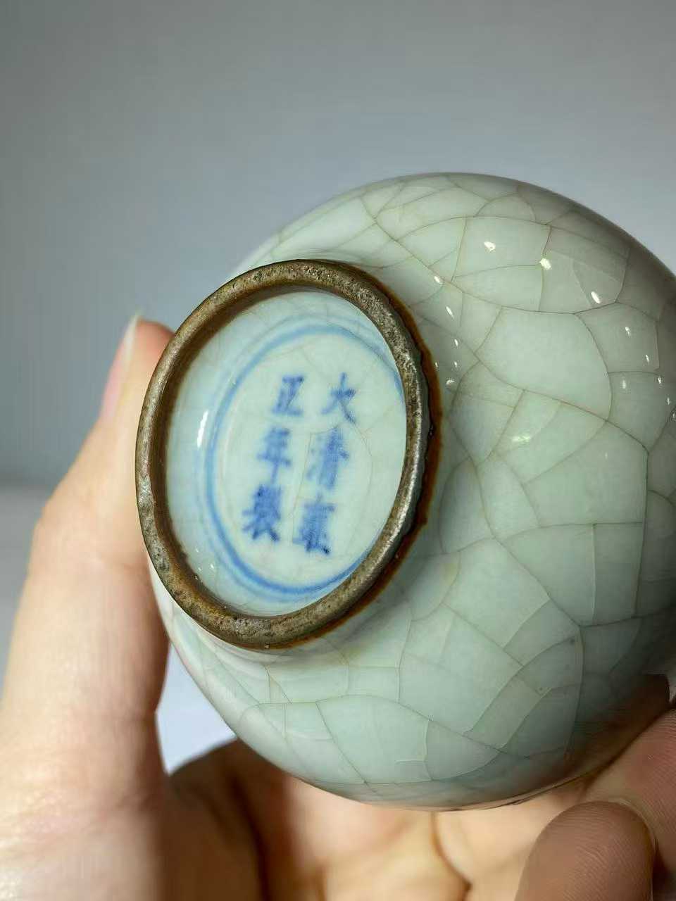 哥釉鸡心形水盂款：大清雍正年制