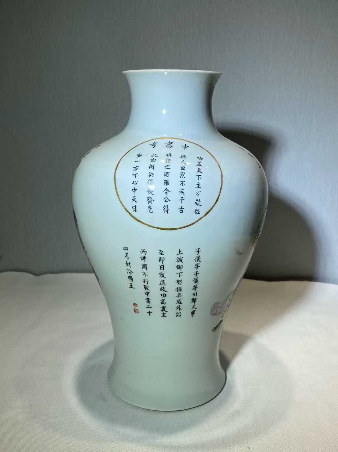 粉彩无双谱纹梅瓶 款：大清乾隆年制