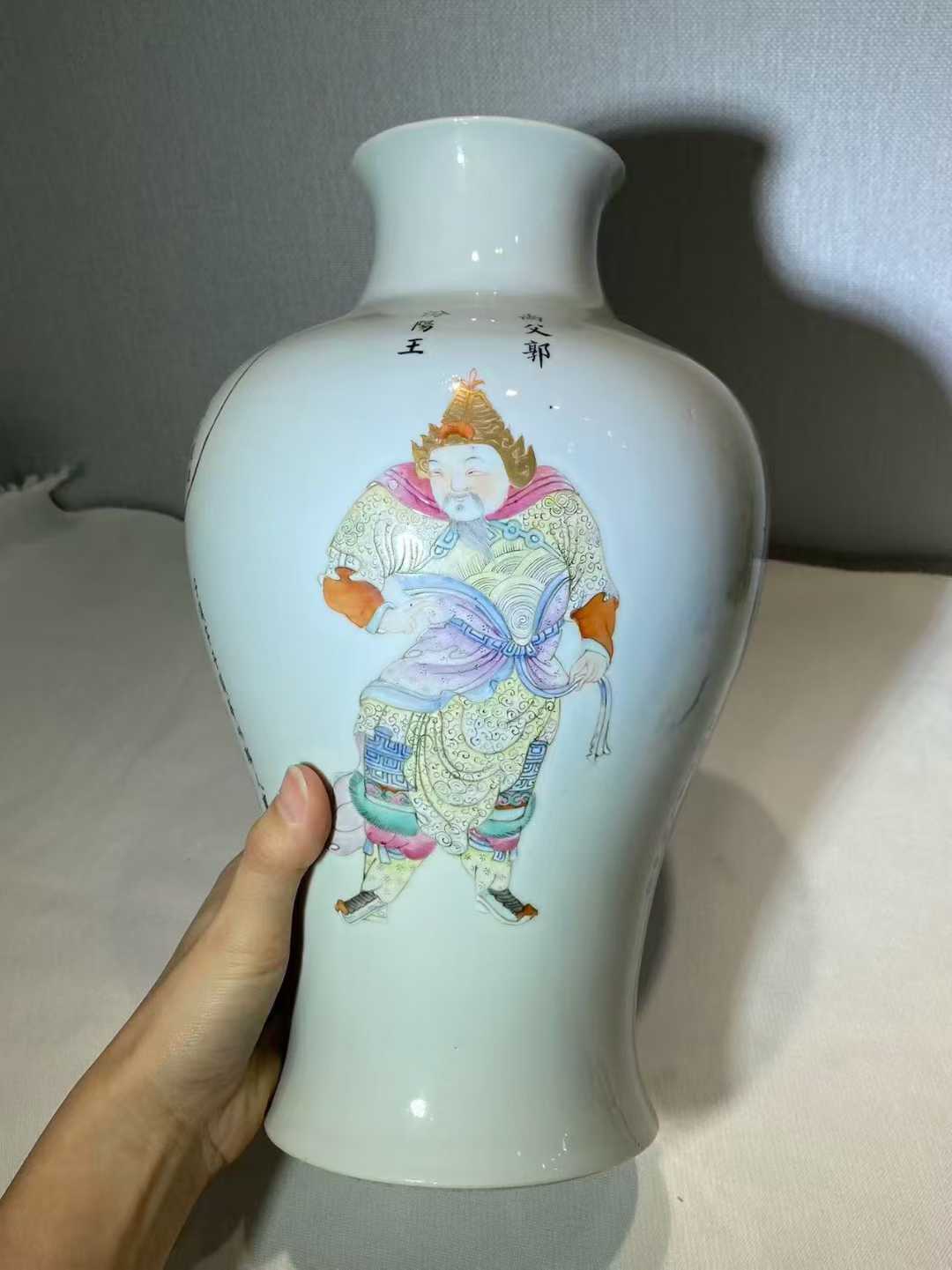 粉彩无双谱纹梅瓶 款：大清乾隆年制
