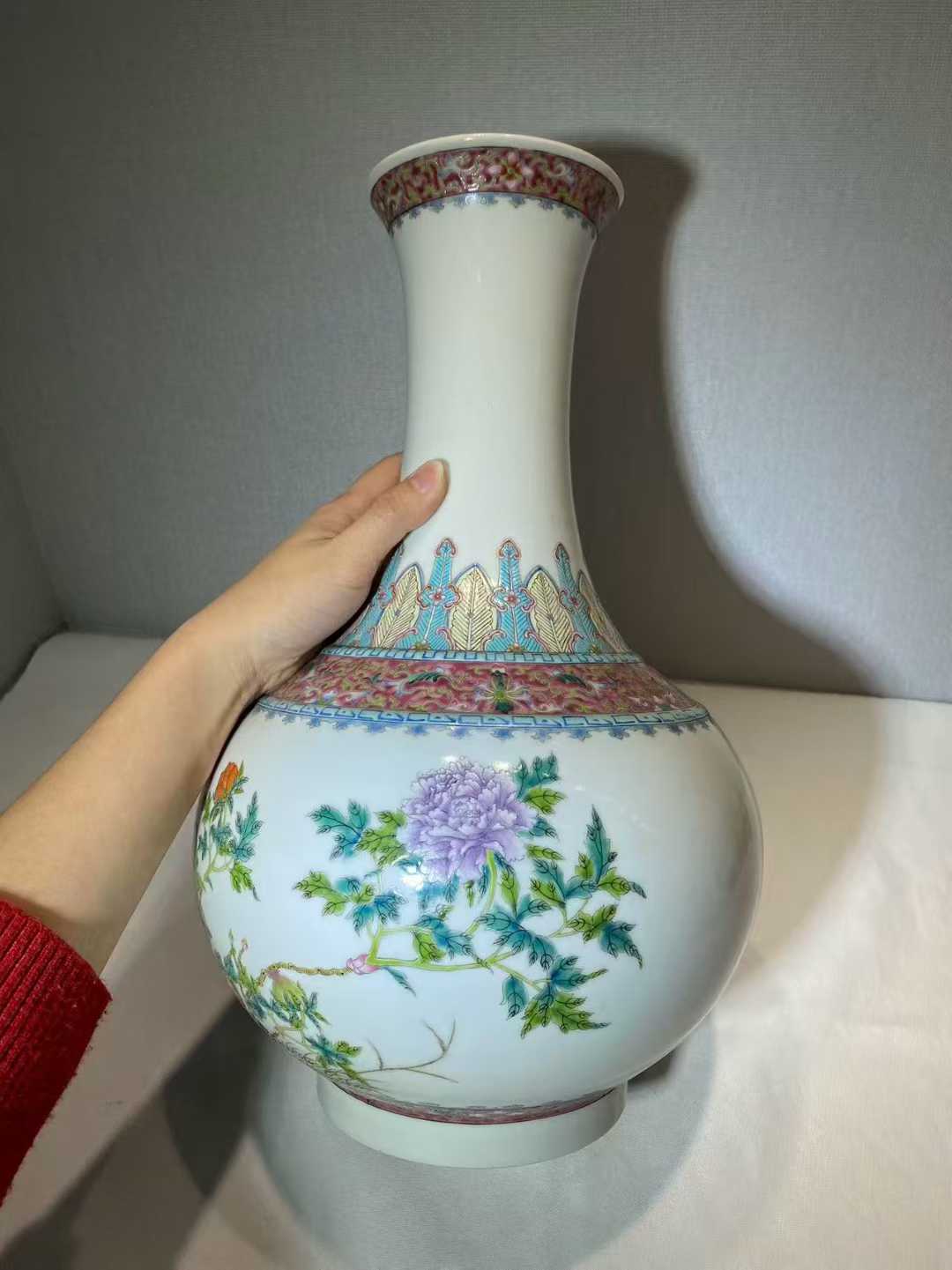 粉彩牡丹竹纹赏瓶 款：洪宪年制