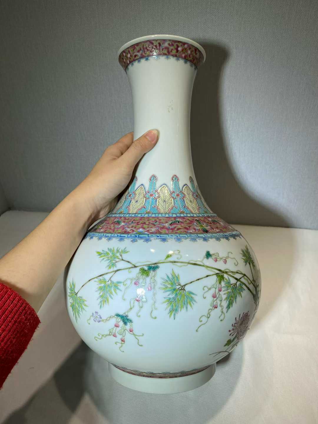 粉彩牡丹竹纹赏瓶 款：洪宪年制