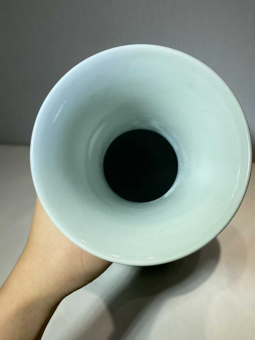 粉彩牡丹竹纹赏瓶 款：洪宪年制