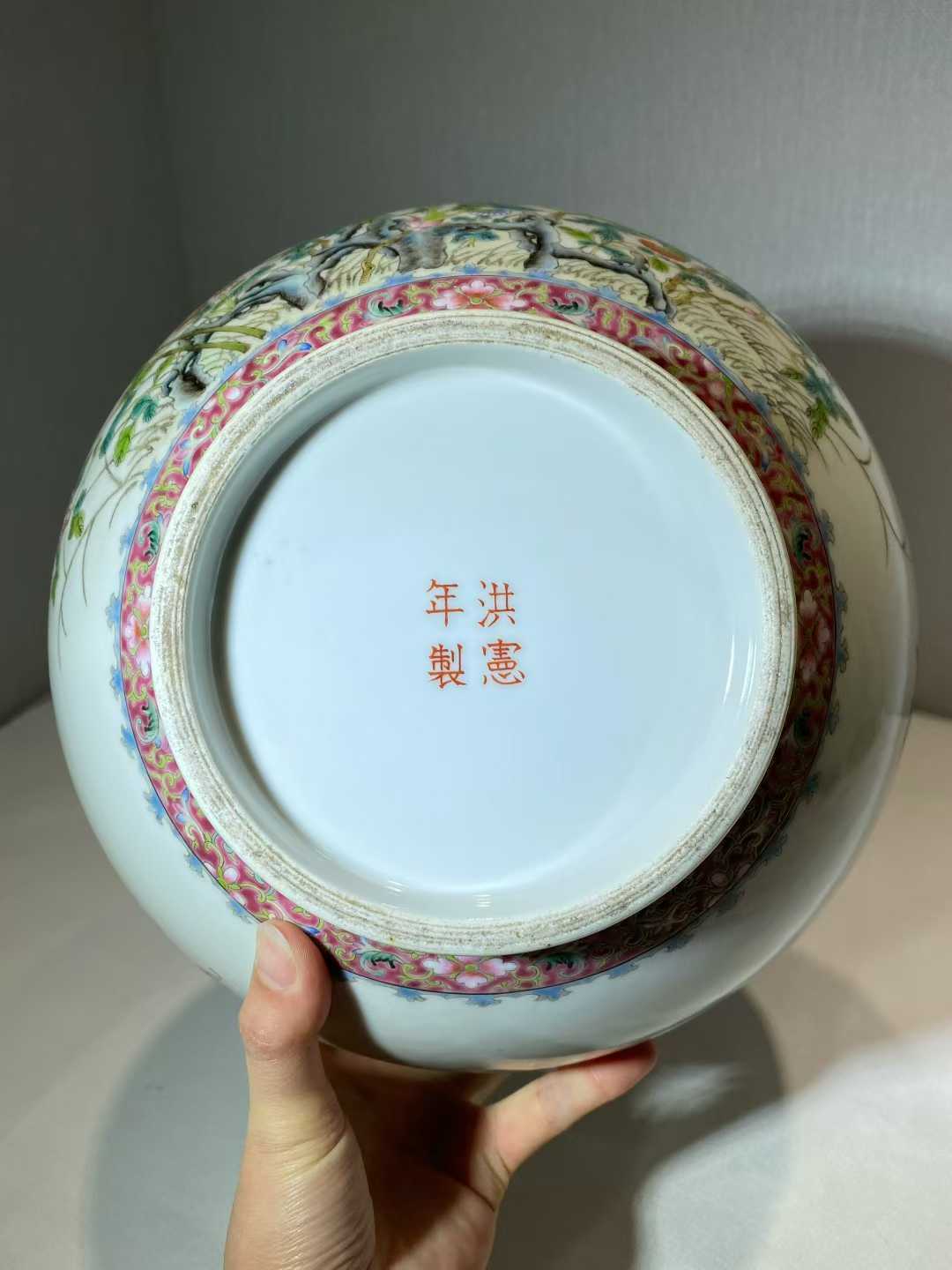 粉彩牡丹竹纹赏瓶 款：洪宪年制