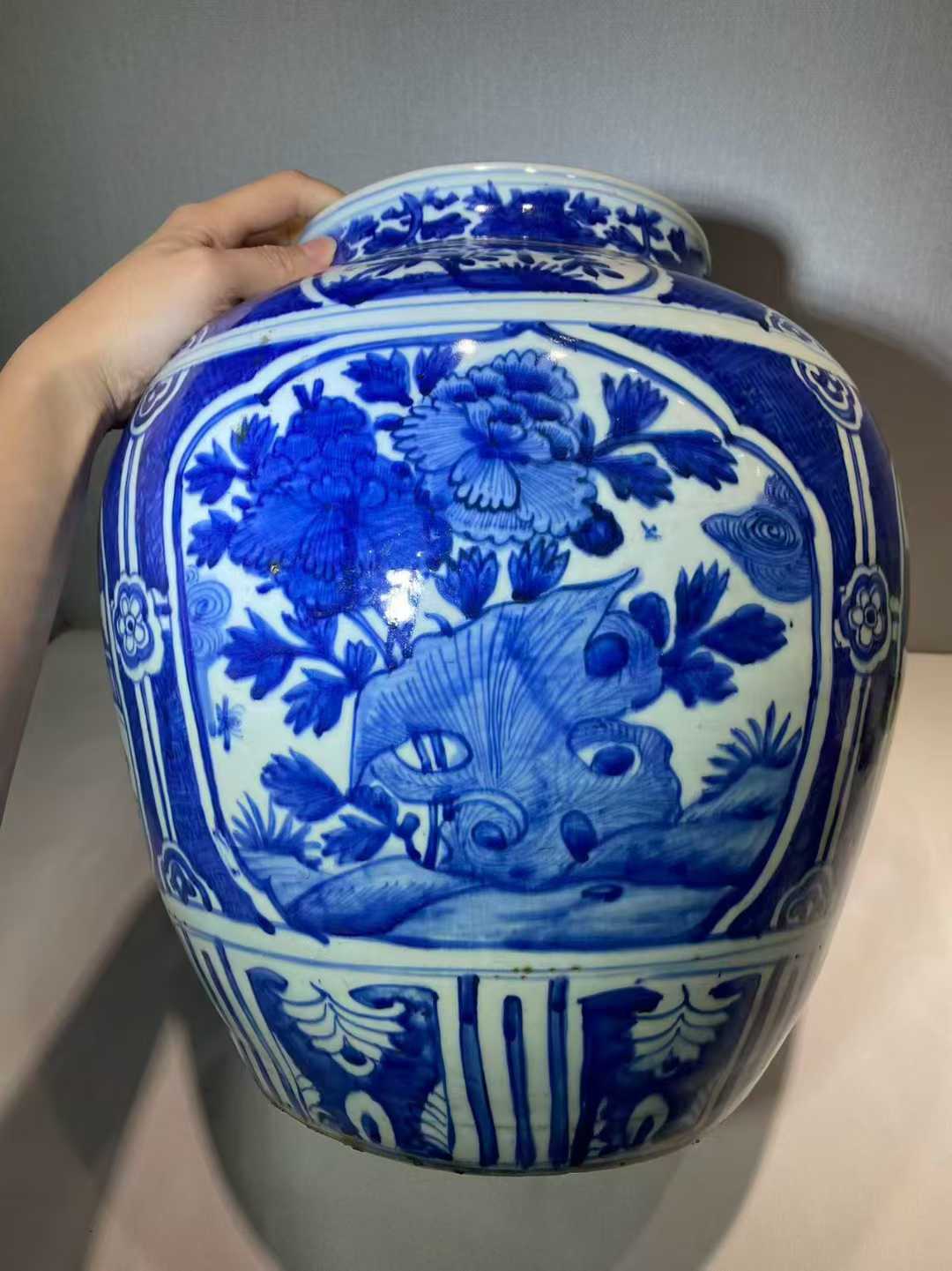青花锦地洞石花鸟纹大罐
