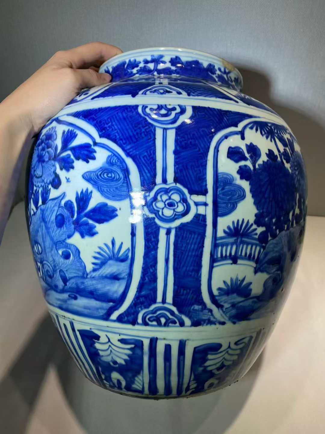 青花锦地洞石花鸟纹大罐