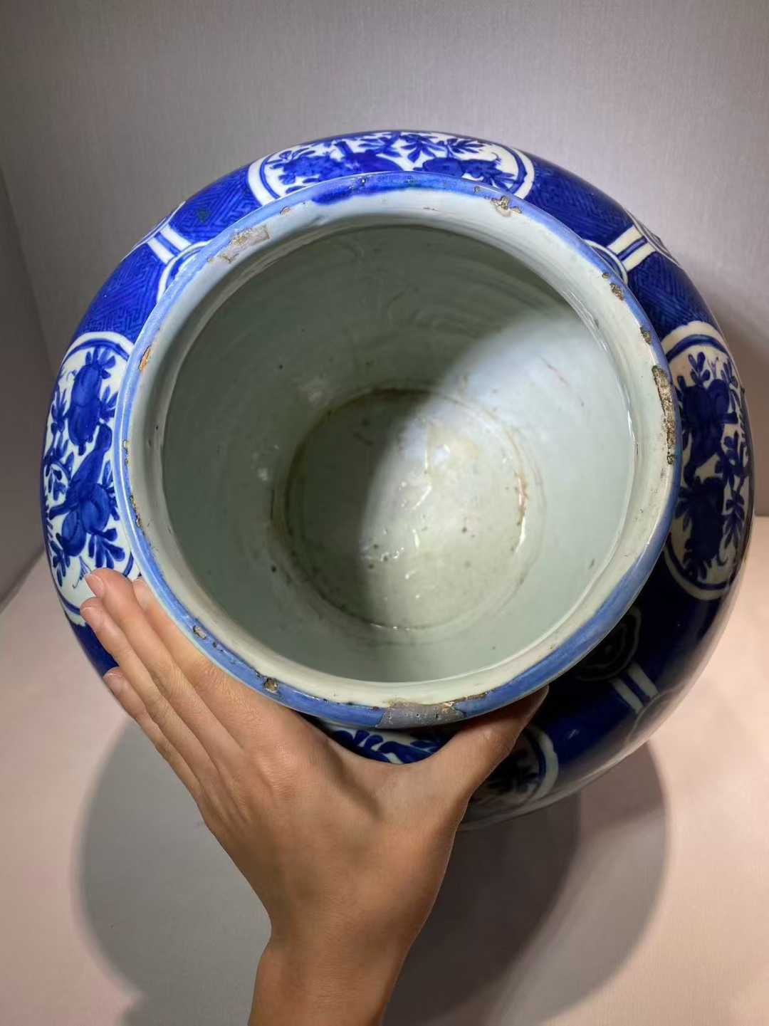 青花锦地洞石花鸟纹大罐