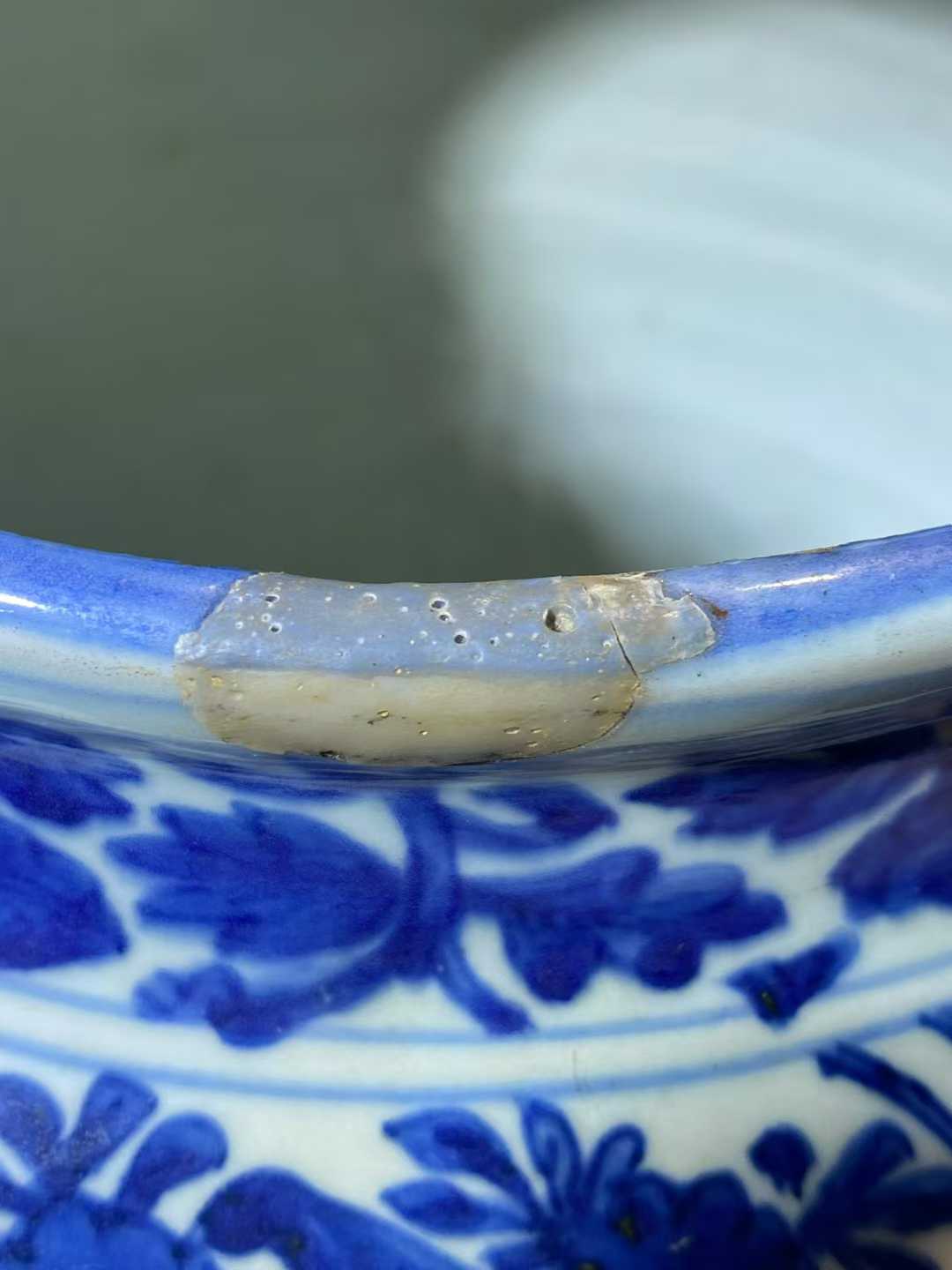 青花锦地洞石花鸟纹大罐