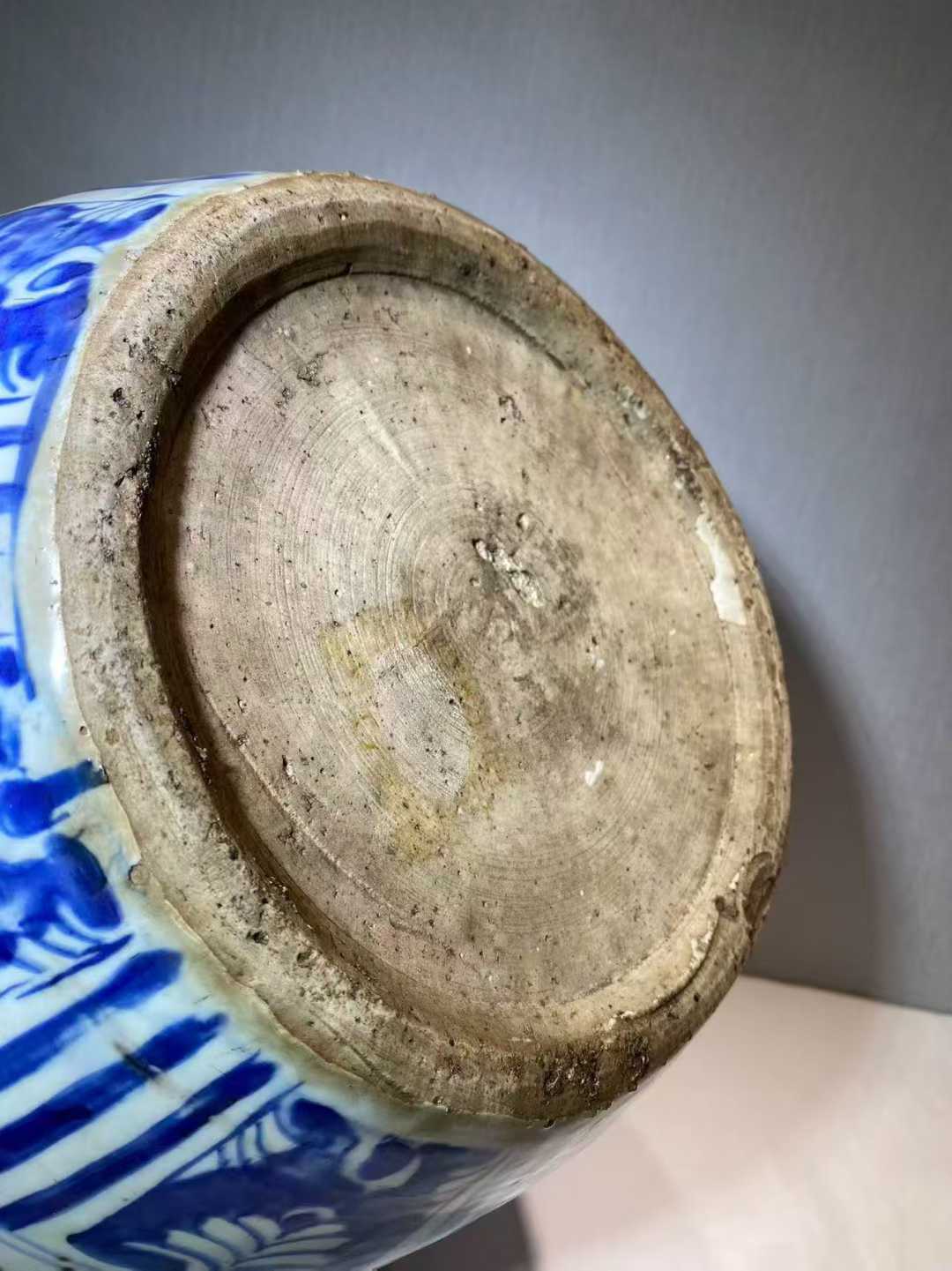 青花锦地洞石花鸟纹大罐