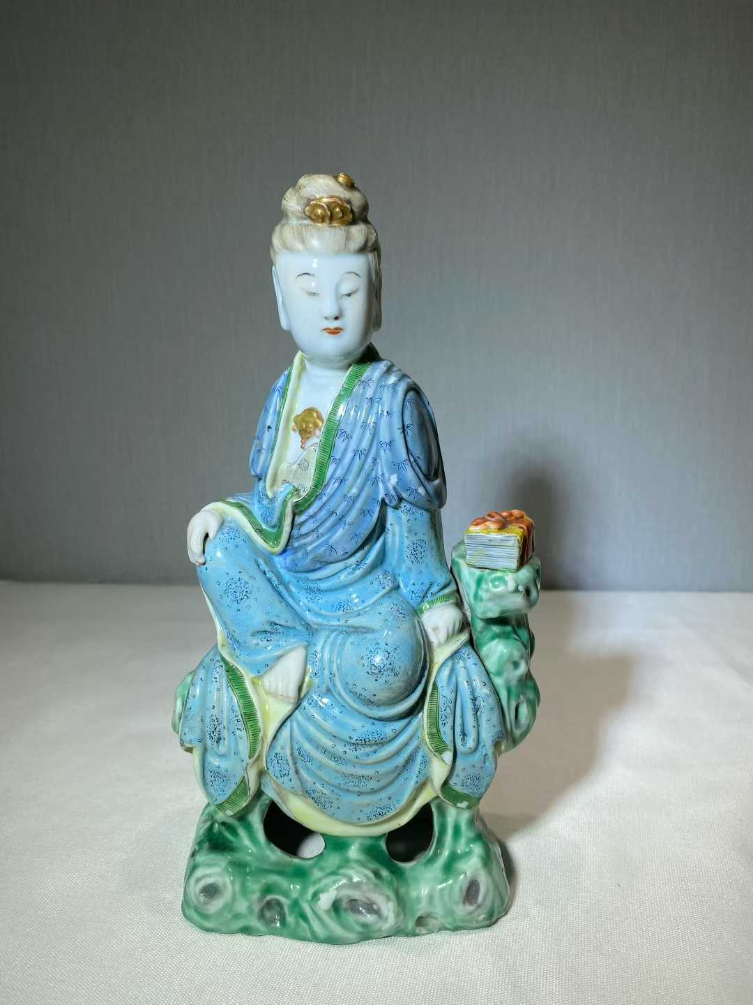 德化窑 白瓷加粉彩观音坐像