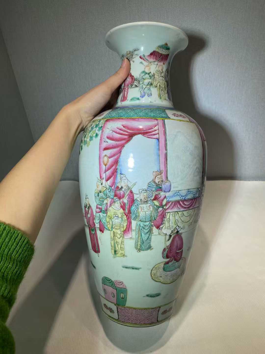 粉彩刀马人物图观音瓶